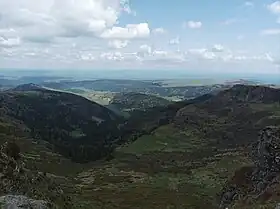 Vue sur les rochers de Chamalière à droite.