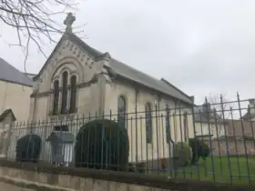 Vue de trois-quart du temple protestant.
