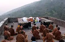 Moines méditant sur le « pic des vautours »