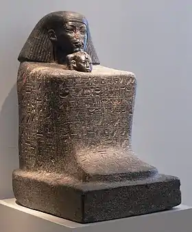 Statue cube de Sénènmout et de la princesse Néférourê. v. 147518e dyn. Neues Museum
