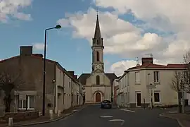 Photo datant de 2013 représentant l'église vue de la rue de Boutillier Delisle présentant le même cadrage qu'en 1910