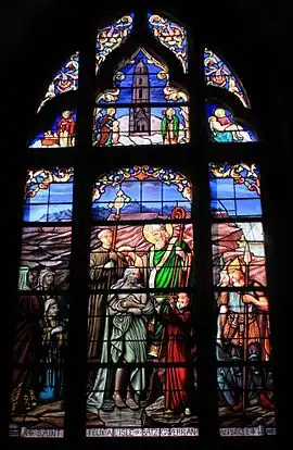 Vitrail montrant un évêque bénissant une foule.