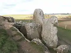 Entrée et pierre de fermeture