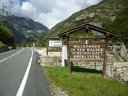 Panneau de bienvenue à l'entrée du territoire de la commune d'Issime et de la communauté de montagne Walser - haute vallée du Lys