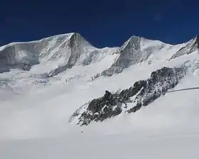 Le Schönbühlhorn (au centre droit) et le Grosses Wannenhorn (à gauche).