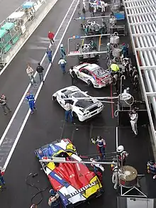 Photographie d'une voie des stands, vue de haut.