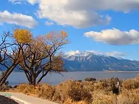 Slide Mountain vue depuis l'extrémité sud-est du lac Washoe.