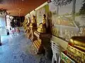 Statues de Bouddha et peintures de la galerie couverte