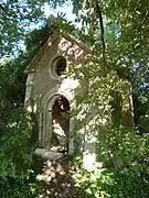 Chapelle funéraire, située à l'intersection de la D74 et de la D543.