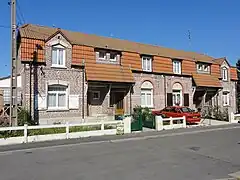 Habitations groupées par quatre.