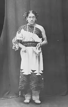 Photo en noir et blanc d'une personne portant une robe blanche.