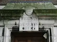 Entrée de l'ancien bureau des poids et mesures dans le Middlesex.