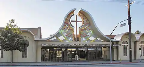 Entrée principale de l’ancien bâtiment de l'Église de Dieu en Christ de West Angeles.