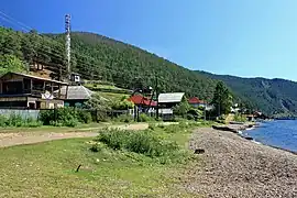 Maisons bordant la rive.