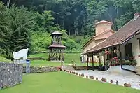 L'église et le clocher.