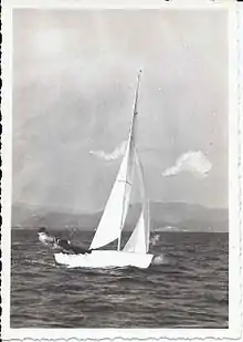 Windy 369 testant le double trapèze en rade d'Hyères en 1969.