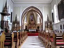 Vue intérieure de la nefvers le chœur.