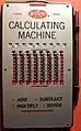Calculating Machine de la marque Wizard : l'addition et la soustraction sont possibles en même temps, sur la même tirette, chacune possédant une crosse en haut et en bas.