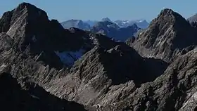 Vue de la face nord-est de la Wolekleskarspitze entre la Noppenspitze et la Kreuzkarspitze.
