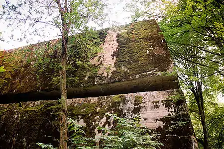 Le plafond de 2 mètres d’épaisseur de ce bunker a été légèrement soulevé à la suite du dynamitage des bâtiments par les Allemands, avant leur départ le 25 janvier 1945.