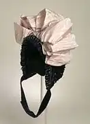 Bonnet rose et noir en taffetas.