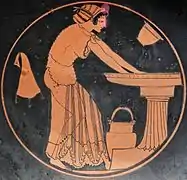 Femme à la toilette. Peintre : Douris, v. 500. Coupe attique à figures rouges, D. 26,9 cm. Met.