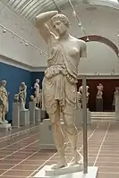 Amazone blessée du type Sciarra. Copie romaine en marbre pentélique (traces de couleurs) / bronze du milieu du Ve siècle (de Crésilas ?). H. 1,97 m. sans la plinthe. Ny Carlsberg Glyptotek.
