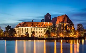 À Wroclaw, sur Bulwar Piotra Włostowica we Wrocławiu (pl), un monastère de l'Université de Wrocław et l'église Sainte-Marie-sur-le-Sable, tous deux du XIIe siècle. Photo septembre 2014.