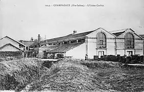 Photo noir et blanc de deux longs bâtiments industriels.