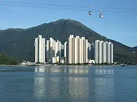Vue du pic Sunset avec la Yat Tung Estate au premier plan, depuis la South Perimeter Road.