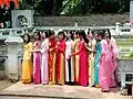 Séance de photos en áo dài au Temple de la Littérature à Hanoï (2010).