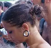 Jeune fille portant un écarteur.