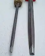 Deux lime tiers-points pour l'affûtage de scies.