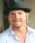 Zachary Knighton interprète Bryce Varley