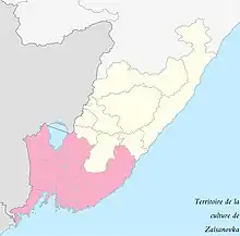 Carte du kraï du Primorié, avec dans la partie inférieure l'étendue de la culture de Zaïssanovka. La culture s'étendait de la frontière à la Mandchourie à l'ouest à la mer du Japon au sud et à l'est et jusqu'au lac Khanka au nord.