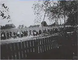 Colonne de Juifs emmenés à la gare de Sobolew lors de la liquidation du ghetto.