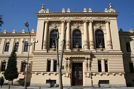 L'avancée centrale de la façade principale du lycée de Valjevo.