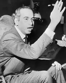 Ali Bhutto le bras levé