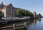 Le bateau de Josefien, la tour de Wijndragerstoren et le pont basculant.