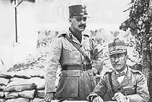 photographie noir et blanc : deux hommes moustachus en uniforme