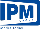 Logo IPM Group, régie press et multimédia. Blanc sur fond bleu.