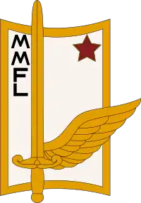 Blason rectangulaire blanc bordé d'or, les bords supérieur et inférieurs convexe, portant légèrement sur la gauche une épée posée poignée en bas sur une aile ouverte à sa droite, toutes deux d'or également ; en haut à gauche, disposées verticalement, les lettres M, M, F, L ; en haut à droite, une étoile rouge.