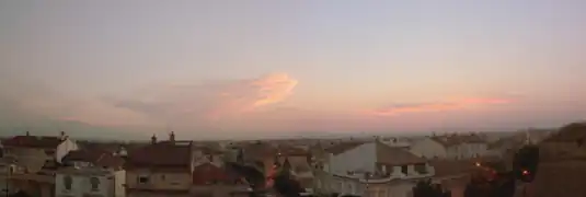 Vue panoramique de Perpignan depuis le Palais des Rois de Majorque. On distingue au loin de gauche à droite: le Canigou, les monts du Capcir et la chaîne des Corbières.