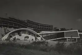 Le Pedregulho (en) en cours de construction.