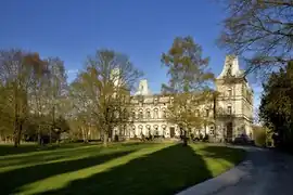 Le château Meeûs, vu depuis les jardins.